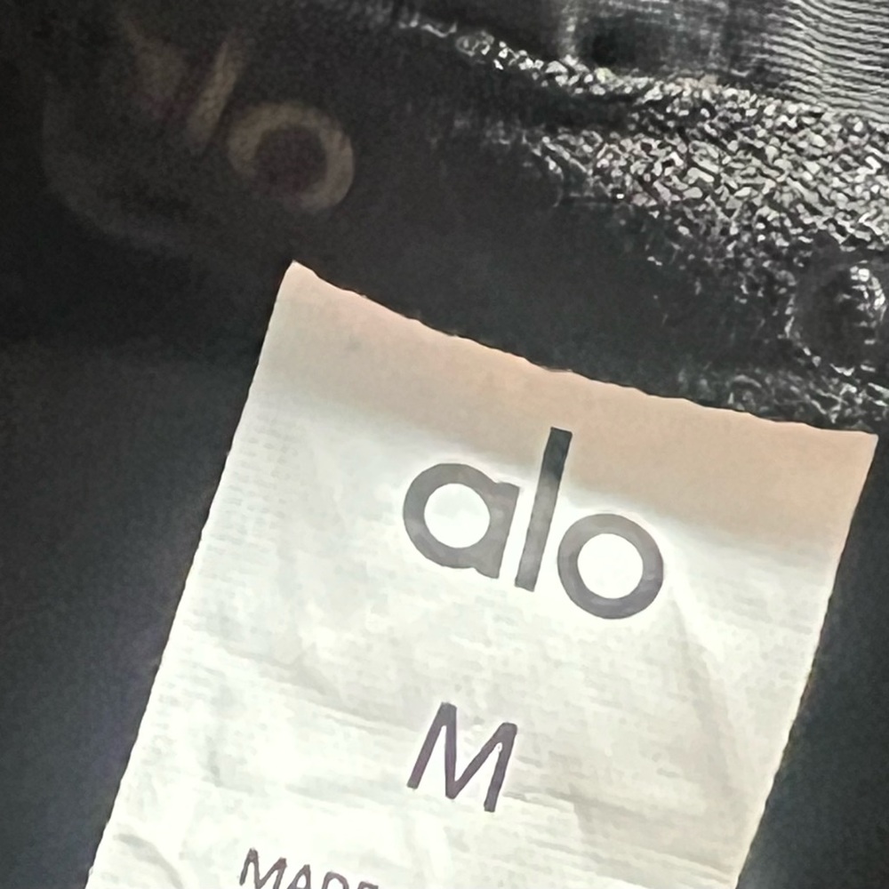 Sold ❌ALO YOGA Cropped 1/4 Zip Alumni Pullover Top in black size medium - Picture 6 of 7